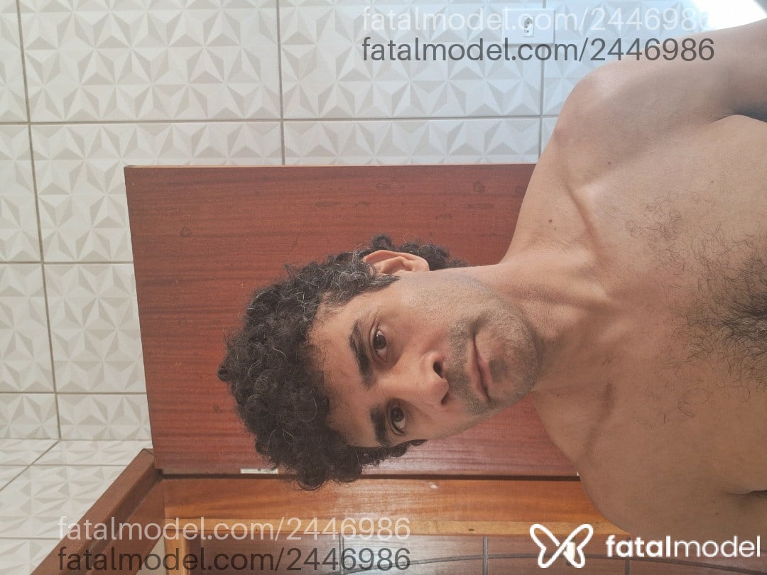 Acompanhante homem com cabelo castanho de olhos castanhos - Mambanegra Acompanhante homem com cabelo castanho de olhos castanhos - Mambanegra