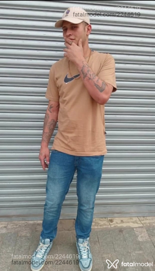 Acompanhante homem com cabelo castanho de olhos castanhos - Lorenzo
