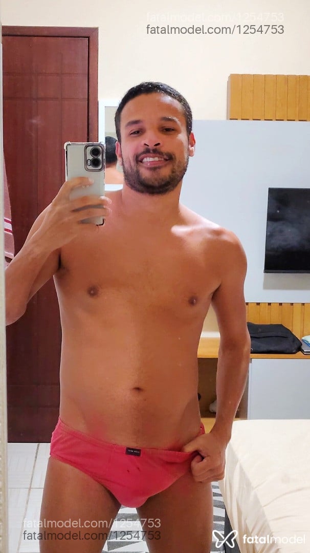 Acompanhante homem com cabelo castanho de olhos castanhos - Howts