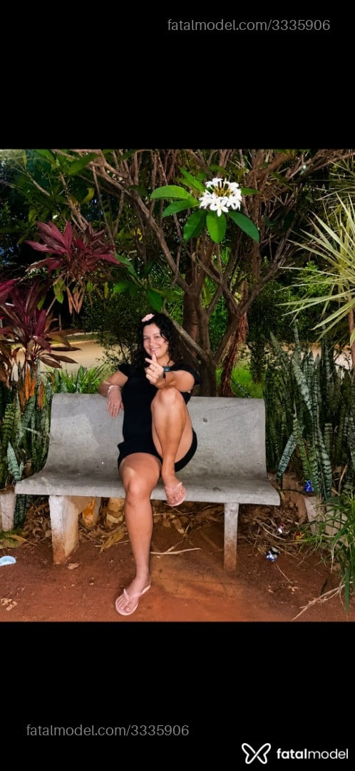 Acompanhante mulher com cabelo castanho de olhos castanhos - Butterflyangel