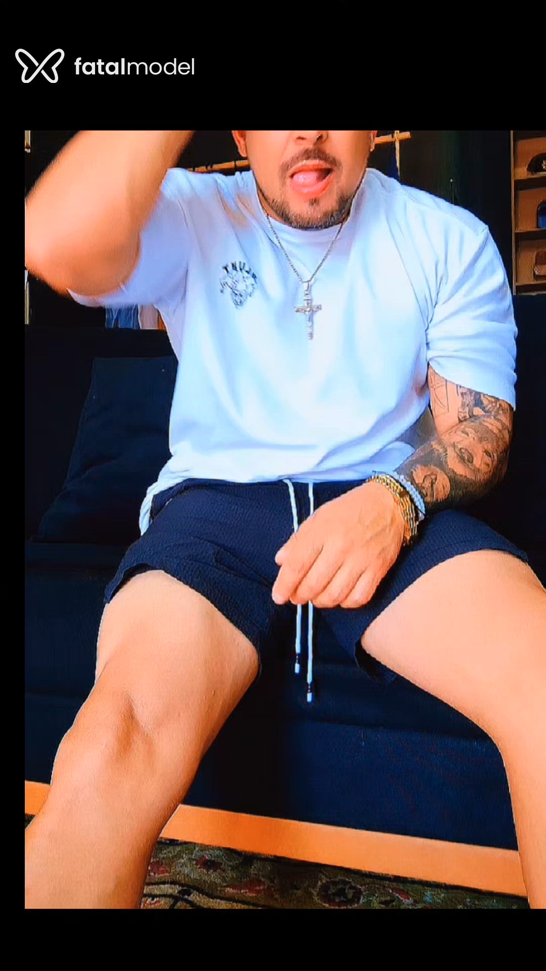 Acompanhante homem com cabelo grisalho de olhos castanhos - Eduardo