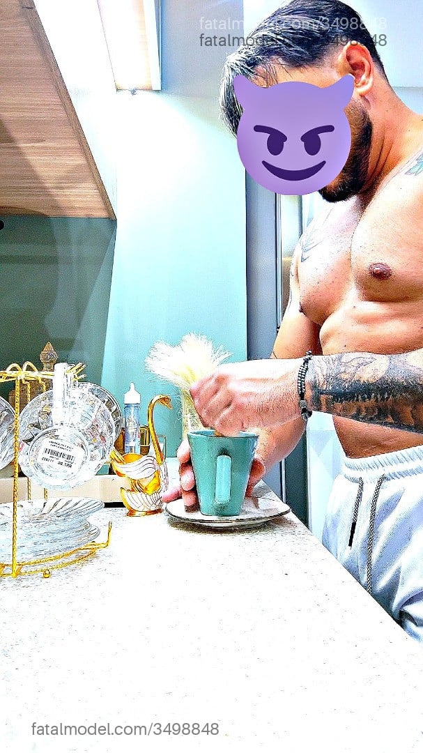 Acompanhante homem com cabelo grisalho de olhos castanhos - Eduardo