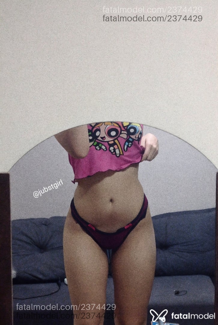 Acompanhante mulher trans com cabelo castanho de olhos verdes - Juzinha