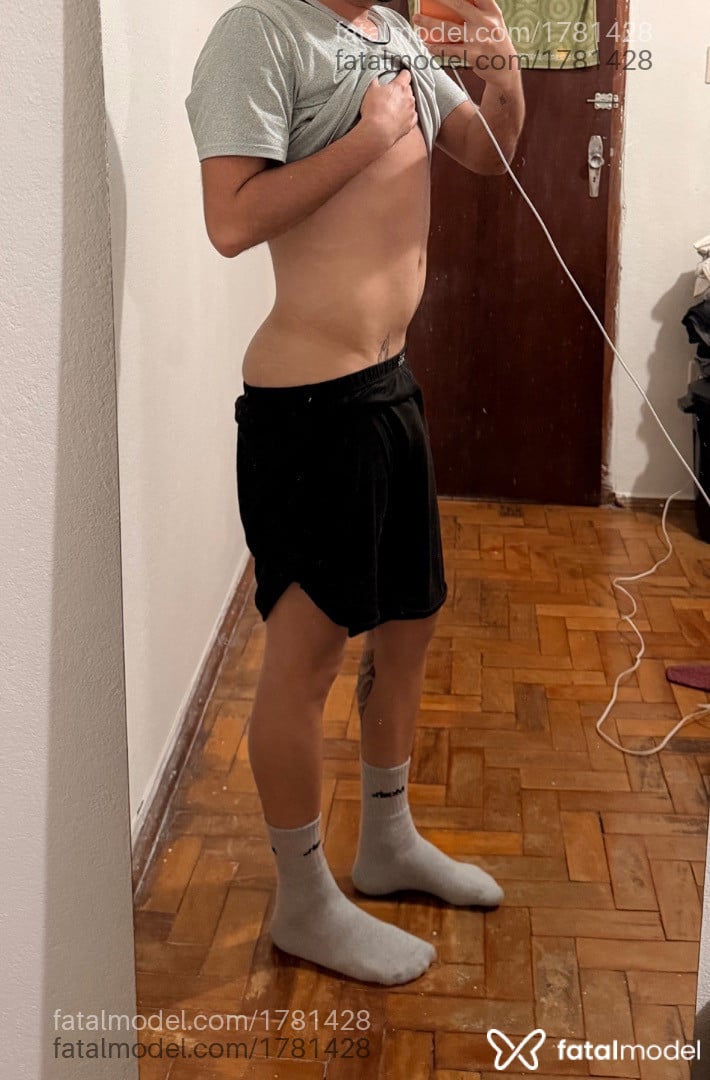 Acompanhante homem com cabelo castanho de olhos castanhos - Rodrigues