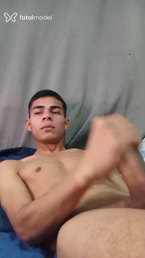 Acompanhante homem com cabelo castanho de olhos castanhos - Narciso