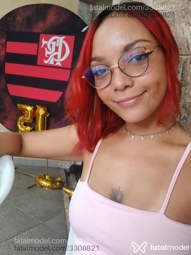 Acompanhante mulher ruiva (o) de olhos castanhos - Kali