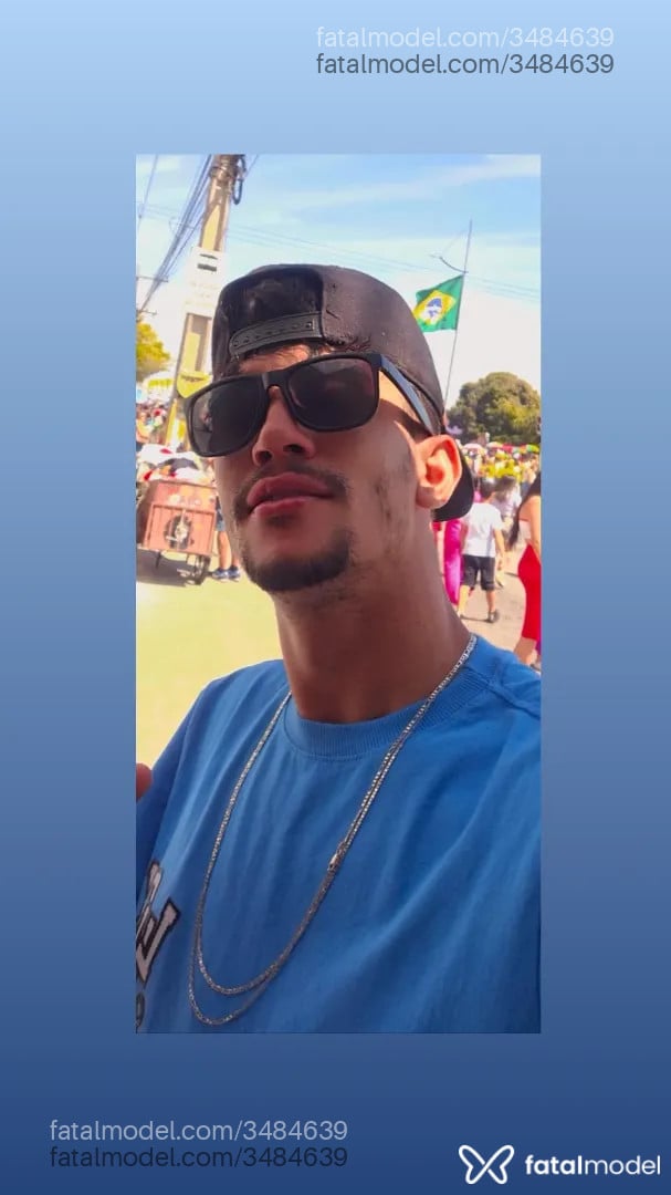 Acompanhante homem com cabelo castanho de olhos pretos - Nicolas