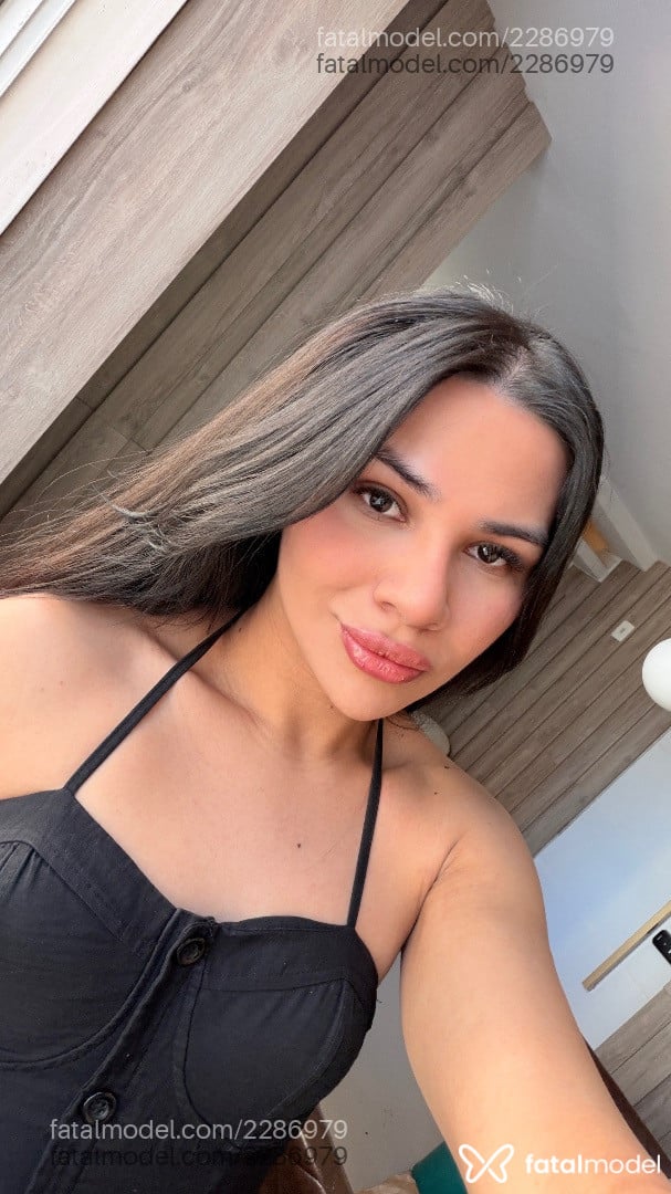 Acompanhante mulher trans com cabelo castanho de olhos pretos - Nix