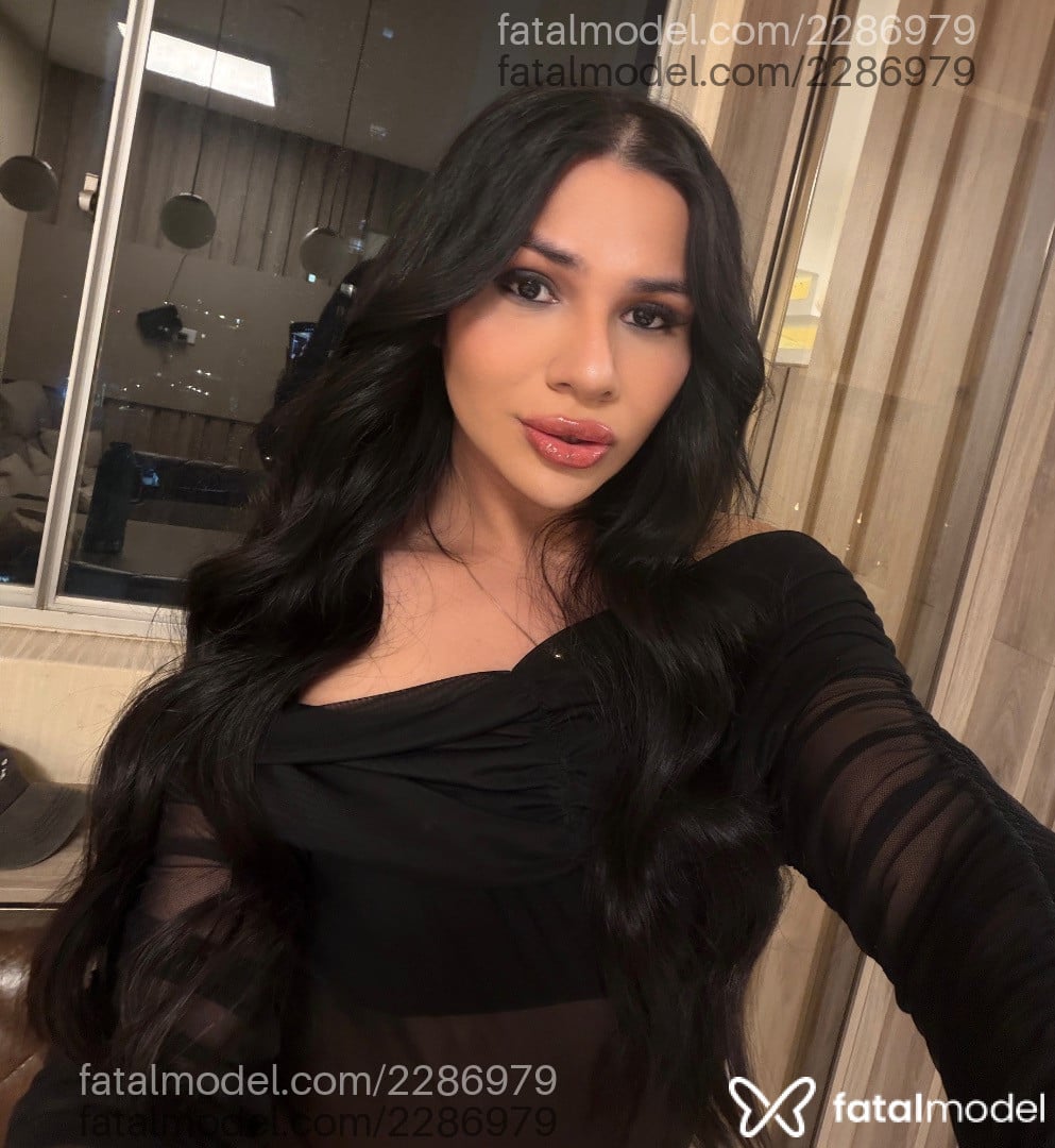 Acompanhante mulher trans com cabelo castanho de olhos pretos - Nix