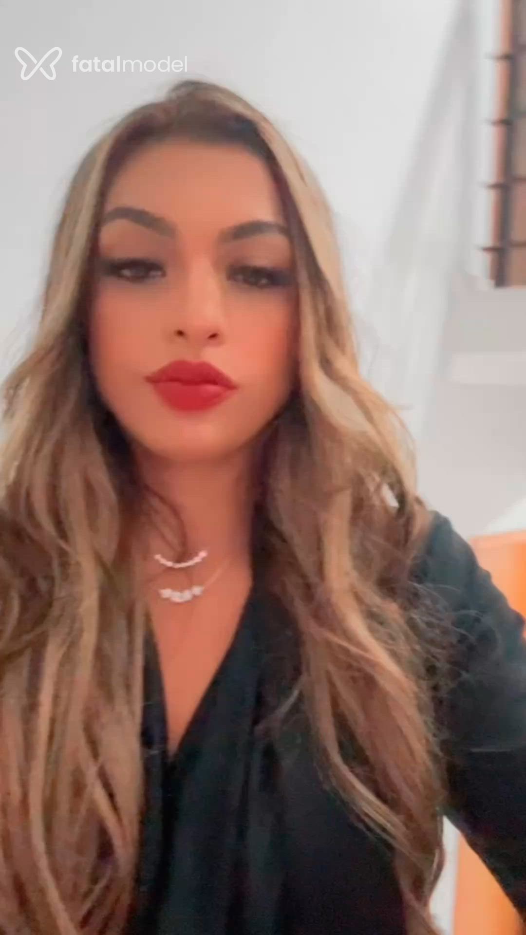 Acompanhante mulher morena (o) de olhos mel - Yasmin katna