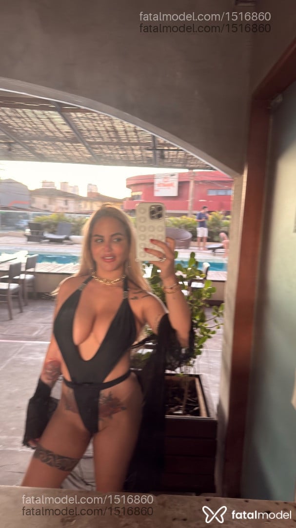 Acompanhante mulher loira (o) de olhos castanhos - Renata Santos