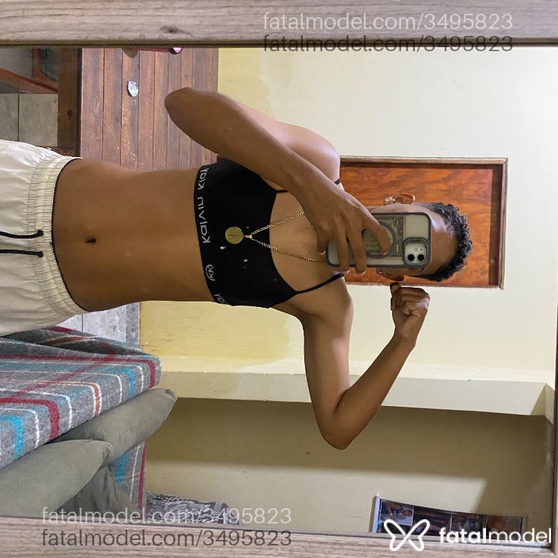 Acompanhante mulher trans com cabelo castanho de olhos pretos - Dudx