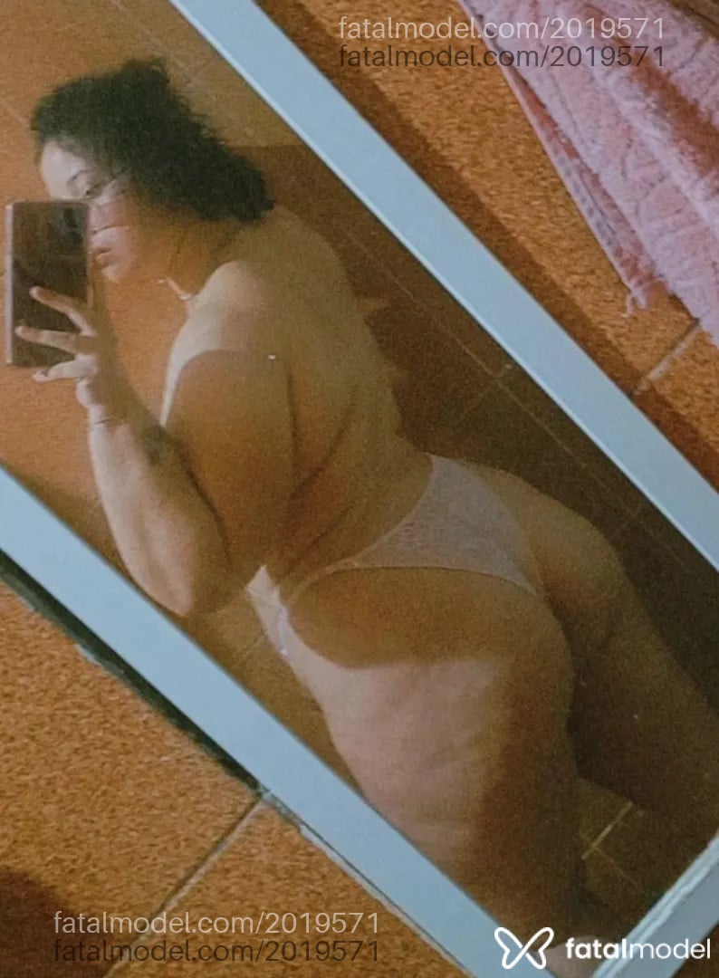 Acompanhante mulher com cabelo castanho de olhos castanhos - Luana