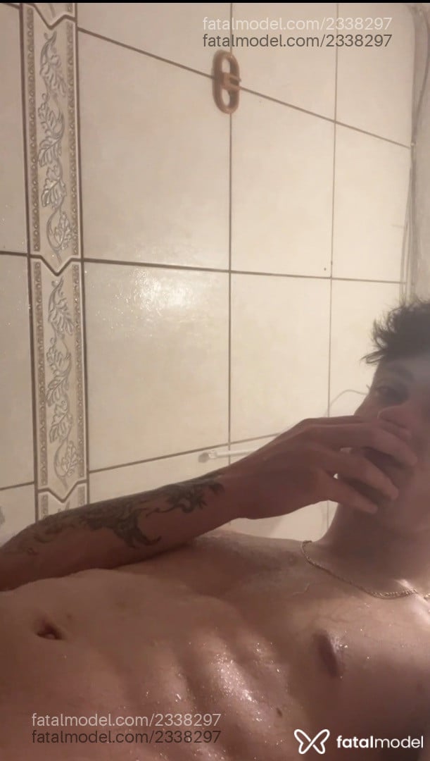Acompanhante homem com cabelo castanho de olhos verdes - Cdele Acompanhante homem com cabelo castanho de olhos verdes - Cdele