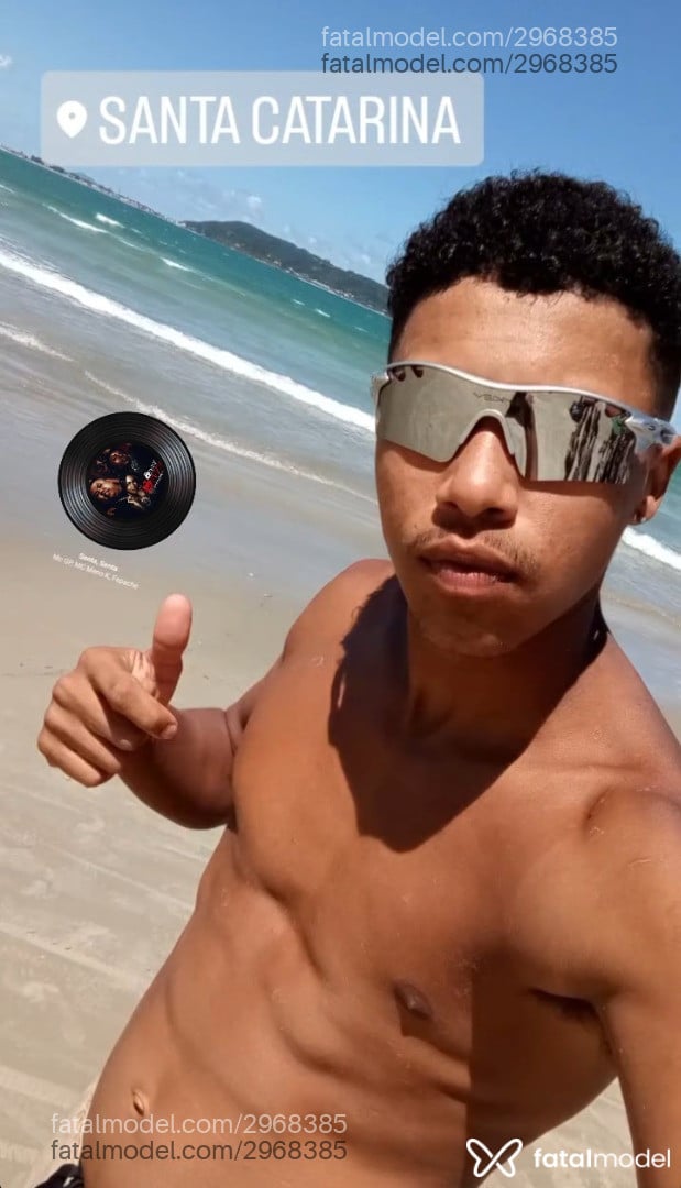 Acompanhante homem morena (o) de olhos castanhos - Moreninho Acompanhante homem morena (o) de olhos castanhos - Moreninho