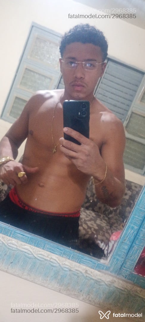Acompanhante homem morena (o) de olhos castanhos - Moreninho Acompanhante homem morena (o) de olhos castanhos - Moreninho