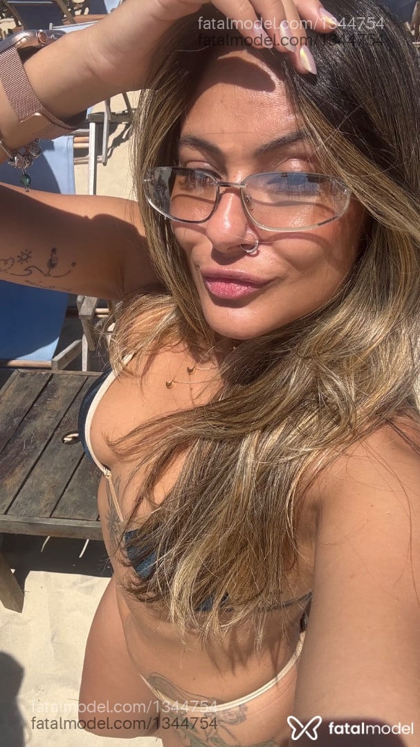 Acompanhante mulher loira (o) de olhos castanhos - Bianca Magno