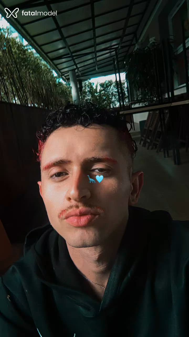 Acompanhante homem com cabelo colorido de olhos castanhos - Hauny