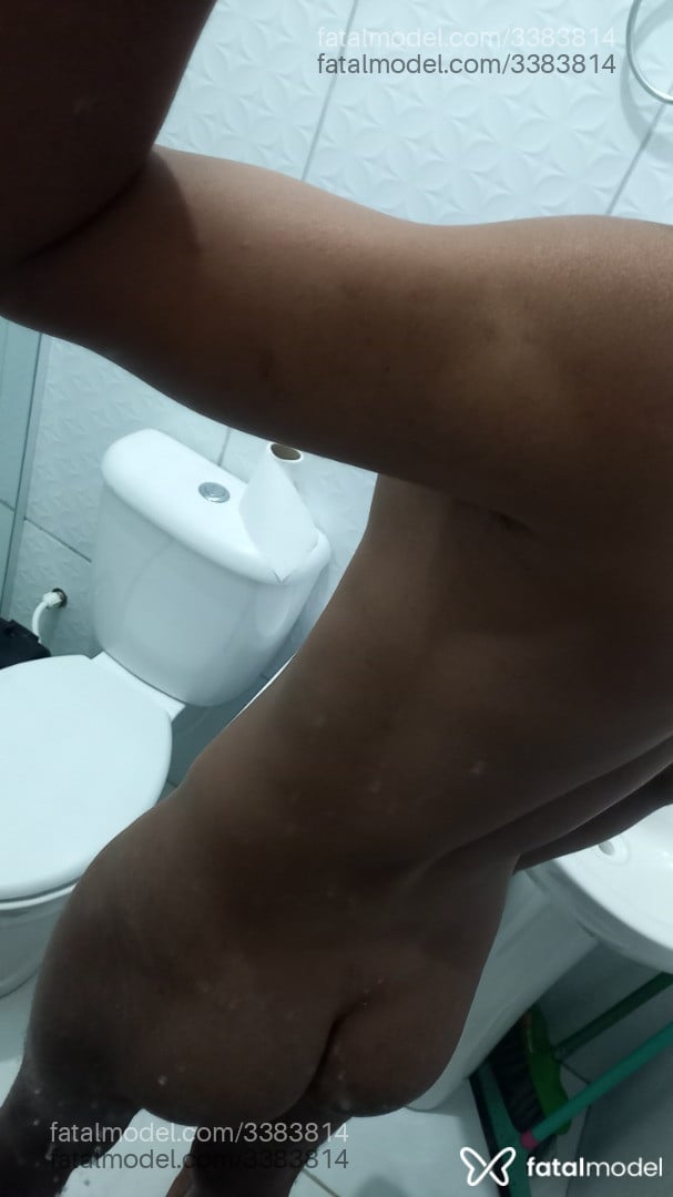 Acompanhante não-binário com cabelo castanho de olhos castanhos - Aleff Acompanhante não-binário com cabelo castanho de olhos castanhos - Aleff