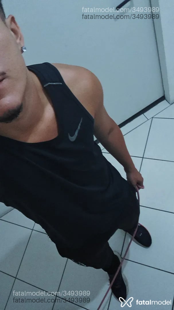 Acompanhante homem com cabelo castanho de olhos castanhos - Lucas