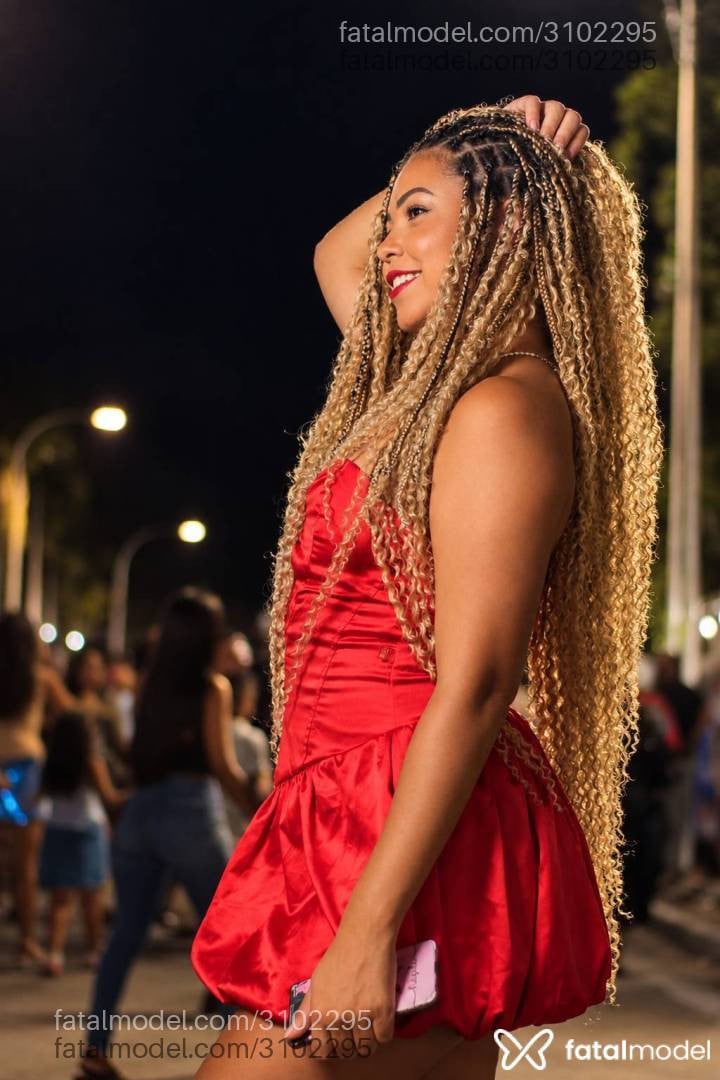 Acompanhante mulher loira (o) de olhos pretos - Luana