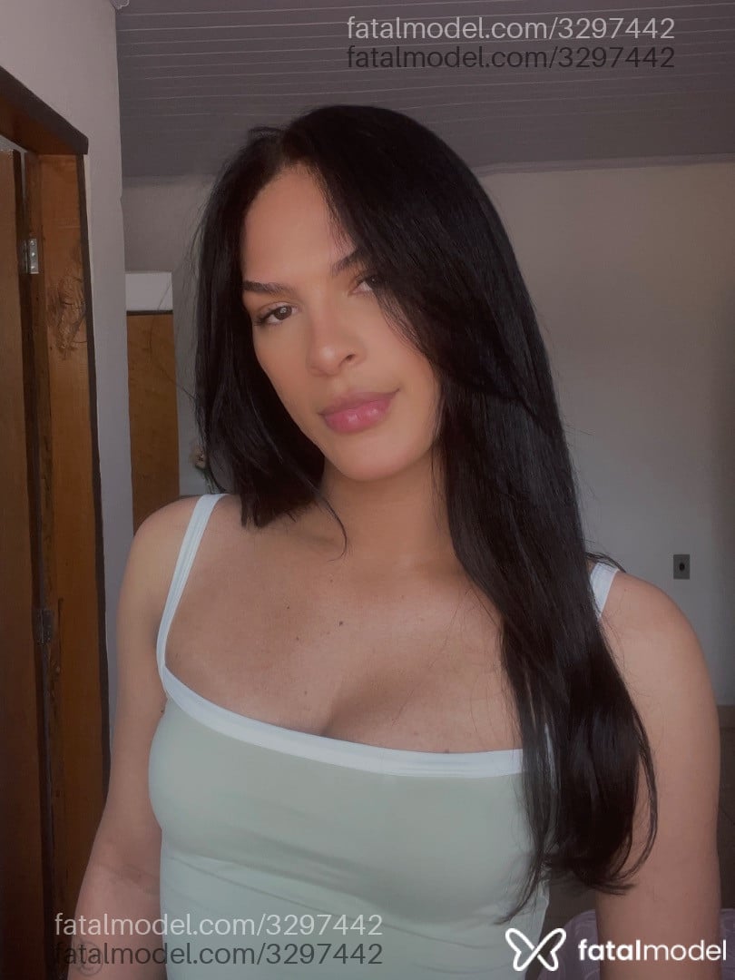 Acompanhante mulher trans morena (o) de olhos castanhos - Savanna