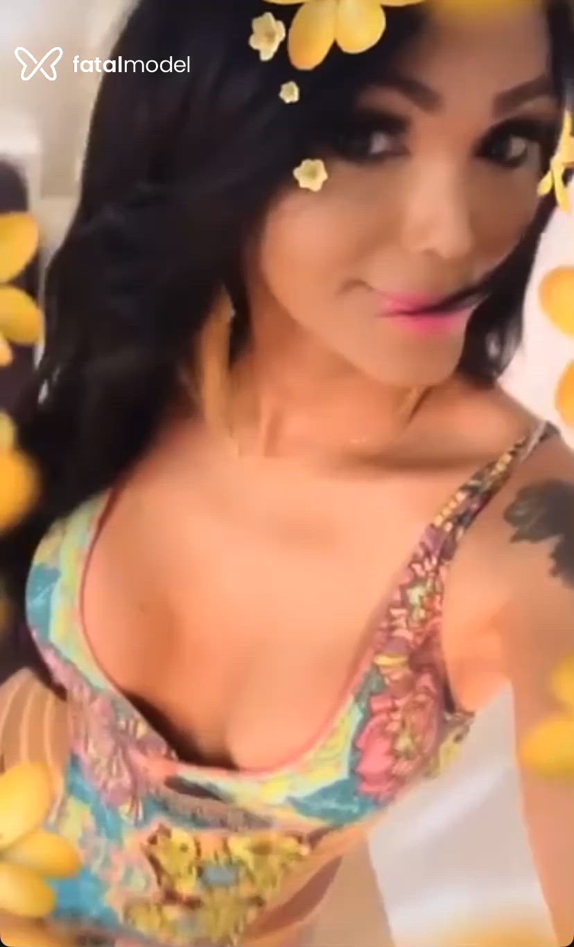 Acompanhante mulher trans morena (o) de olhos pretos - Oliveira