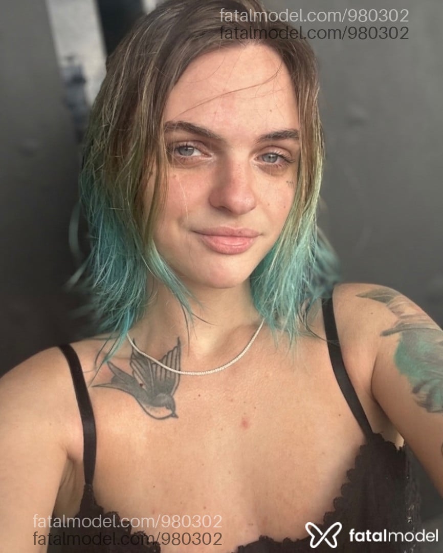 Acompanhante mulher com cabelo colorido de olhos azuis - Ivy Moon