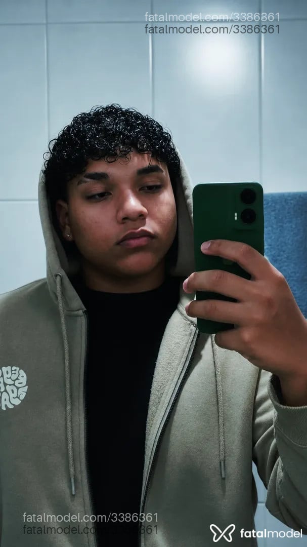Acompanhante homem com cabelo castanho de olhos pretos - Henrique
