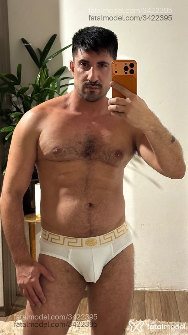 Acompanhante homem com cabelo castanho de olhos pretos - Aradi