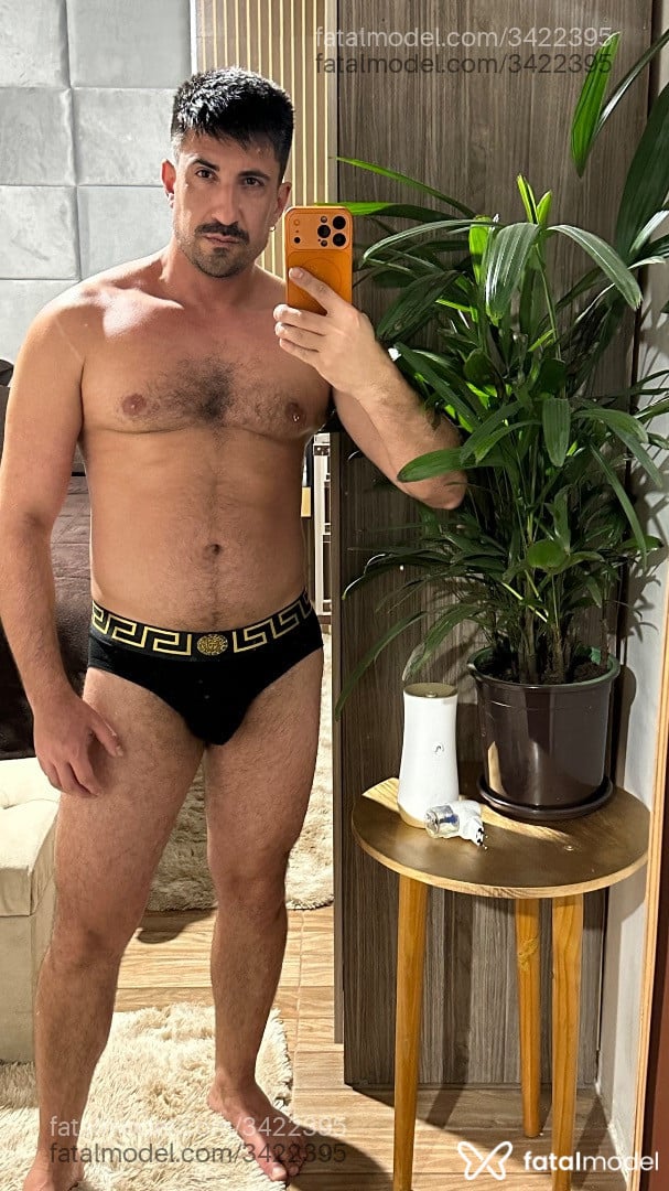 Acompanhante homem com cabelo castanho de olhos pretos - Aradi