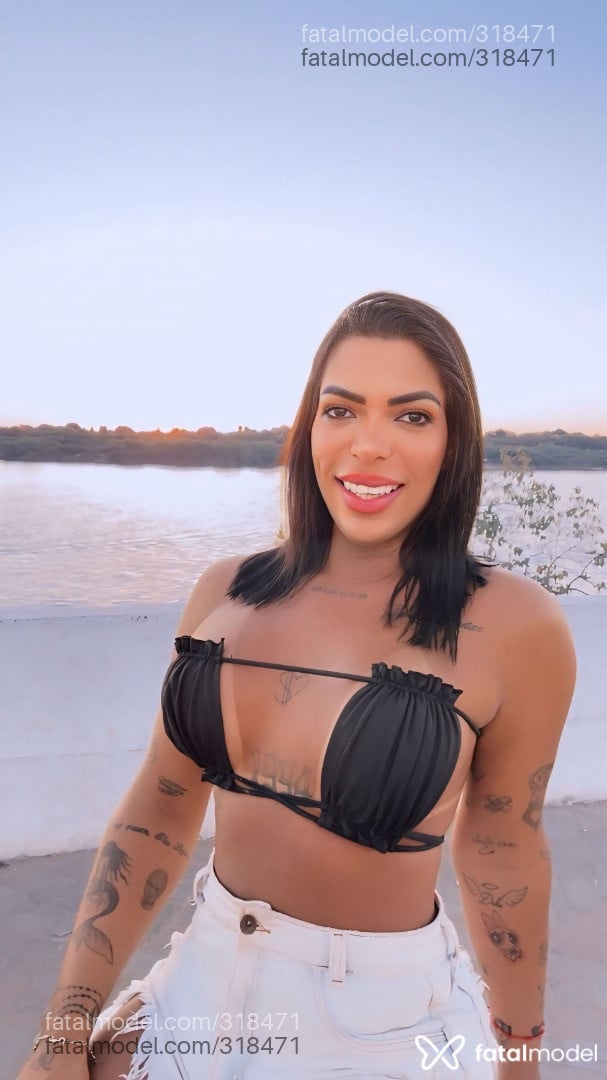 Acompanhante travesti com cabelo castanho de olhos castanhos - Isis Uva