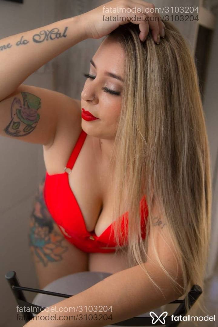 Acompanhante mulher loira (o) de olhos castanhos - Flávia