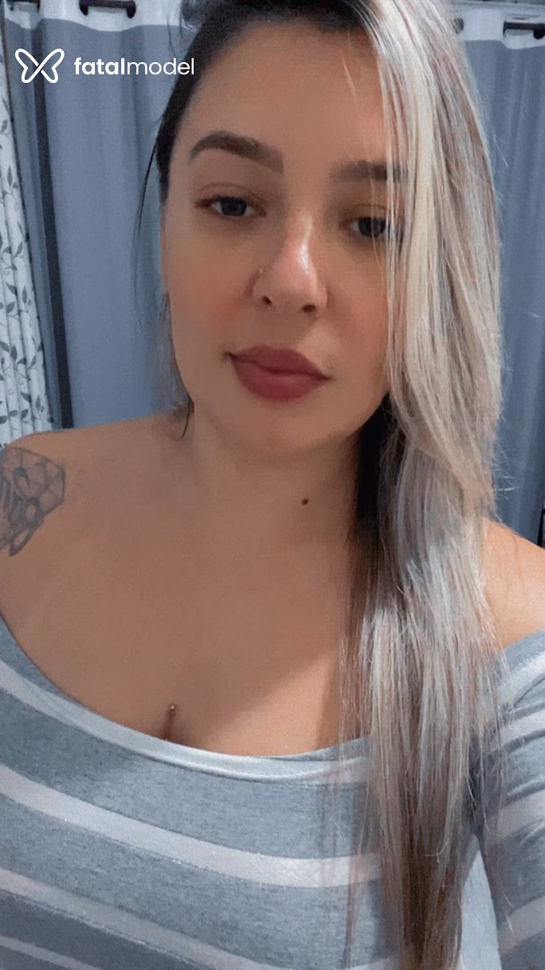 Acompanhante mulher loira (o) de olhos castanhos - Flávia