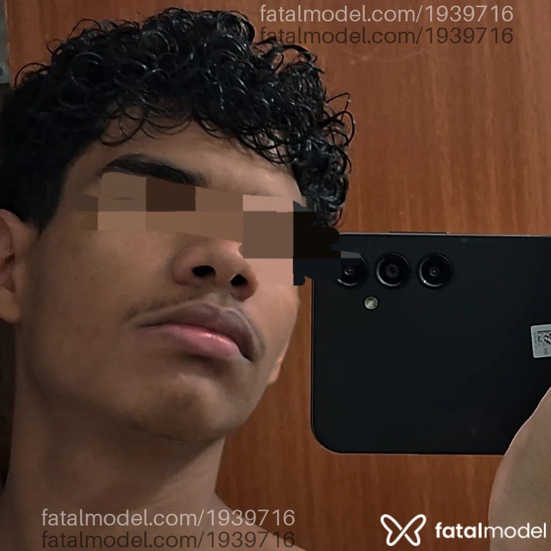 Acompanhante homem com cabelo castanho de olhos verdes - Irmãos Madeira Acompanhante homem com cabelo castanho de olhos verdes - Irmãos Madeira