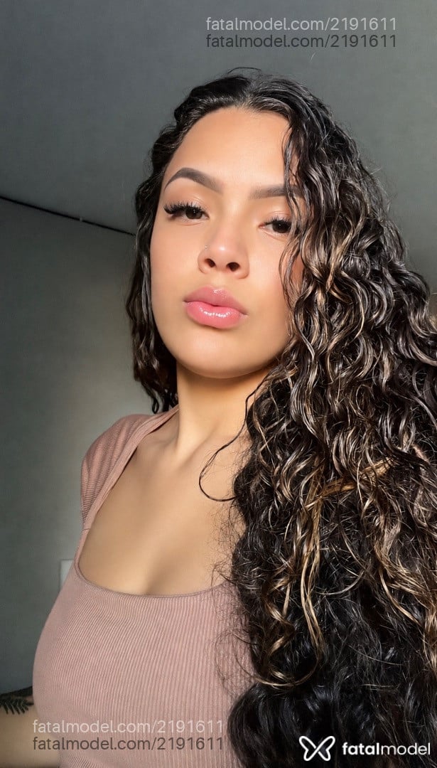 Acompanhante mulher com cabelo castanho de olhos castanhos - Agatha Mello