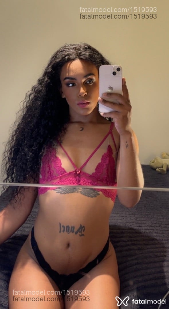 Acompanhante mulher trans com cabelo castanho de olhos castanhos - Lyrena