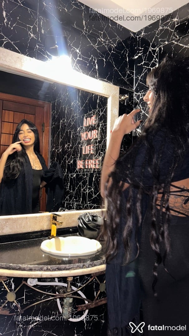Acompanhante mulher morena (o) de olhos pretos - Lua