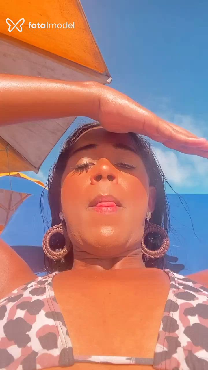 Acompanhante mulher trans com cabelo castanho de olhos castanhos - Morena Fernandes