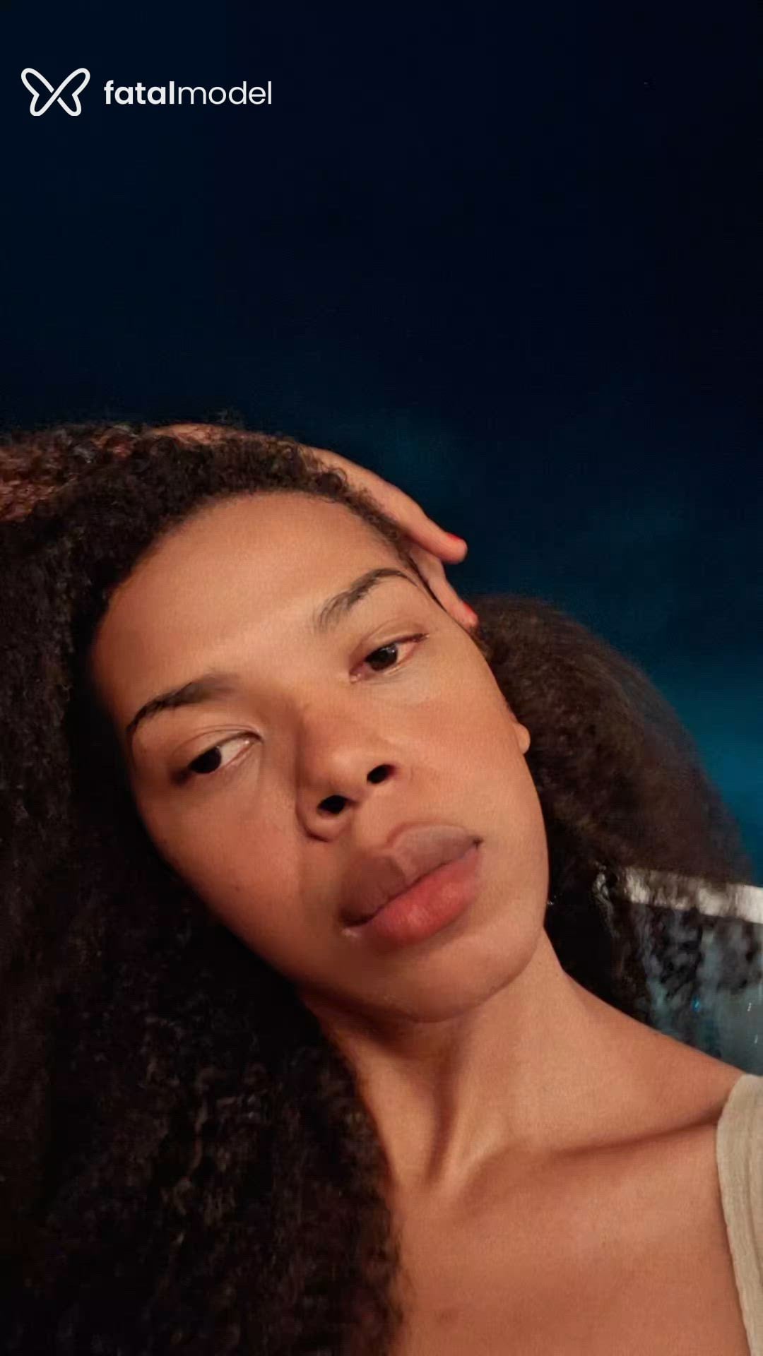 Acompanhante mulher com cabelo castanho de olhos castanhos - Urd