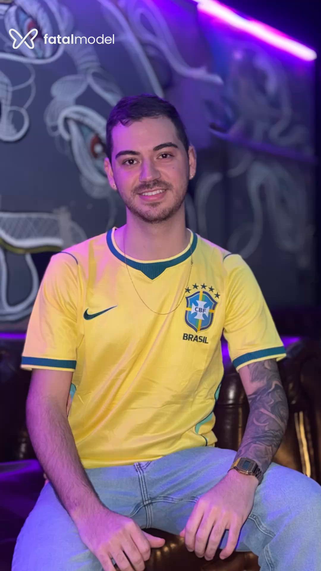 Acompanhante homem com cabelo castanho de olhos castanhos - Lucca Bernades