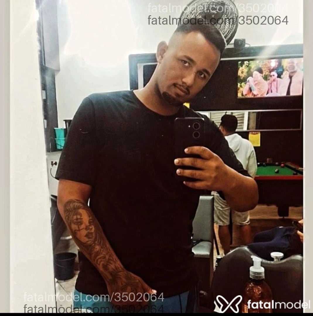 Acompanhante homem morena (o) de olhos castanhos - Gigante