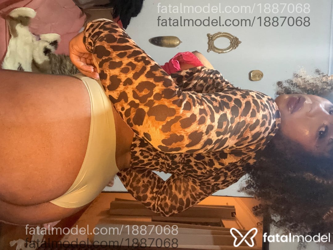 Acompanhante mulher trans ruiva (o) de olhos pretos - Diana