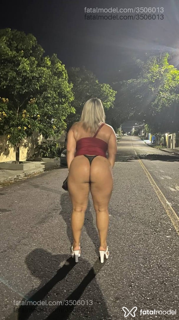 Acompanhante mulher loira (o) de olhos pretos - Débora Hotwife