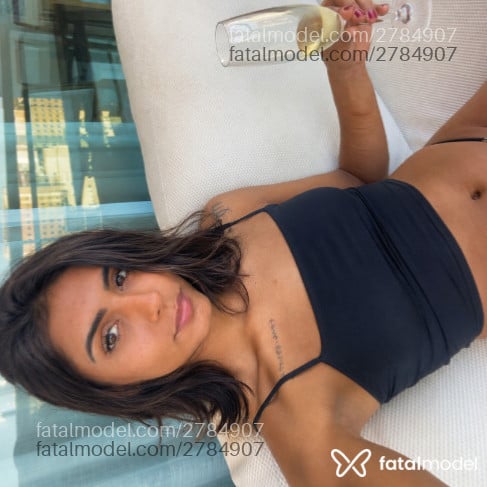 Acompanhante mulher com cabelo castanho de olhos castanhos - Roberta