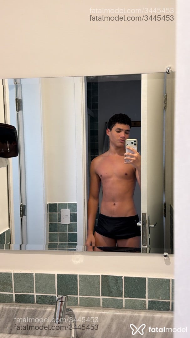 Acompanhante homem com cabelo castanho de olhos castanhos - Guilherme Acompanhante homem com cabelo castanho de olhos castanhos - Guilherme