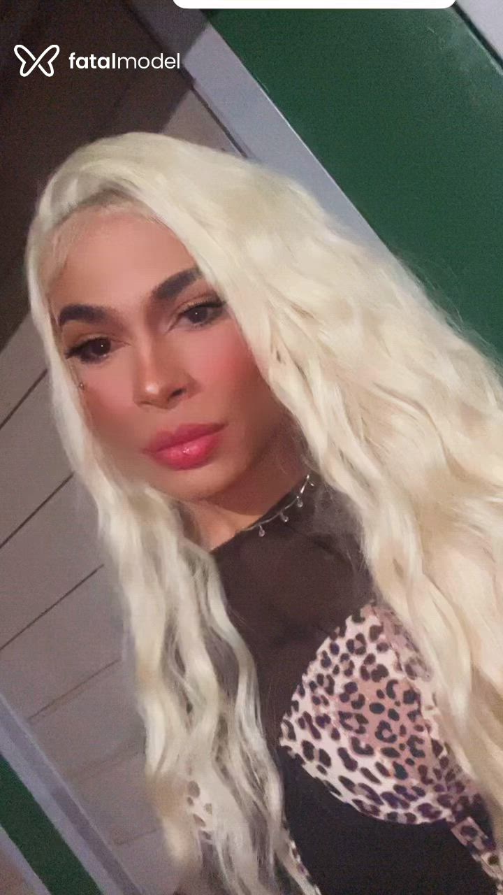 Acompanhante mulher trans com cabelo castanho de olhos castanhos - Lívia