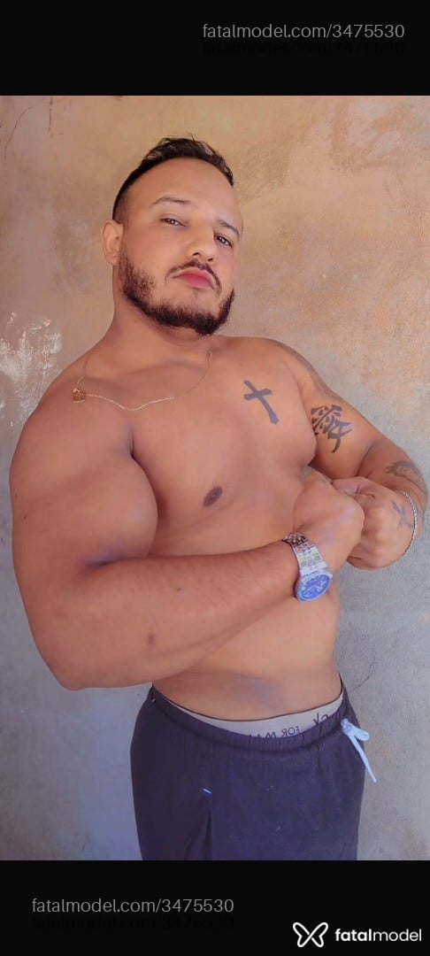 Acompanhante homem com cabelo castanho de olhos pretos - Bruno