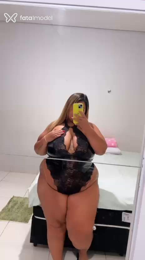 Acompanhante mulher loira (o) de olhos castanhos - Lanny