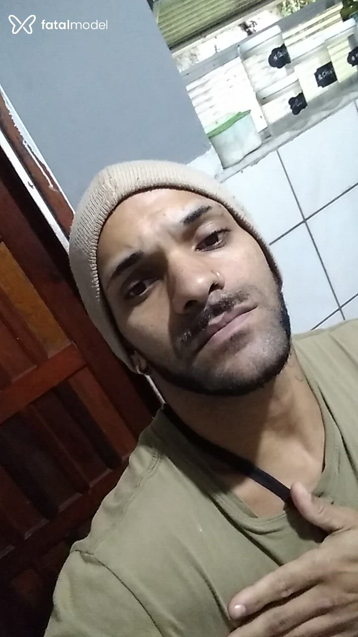 Acompanhante homem com cabelo castanho de olhos pretos - Predador